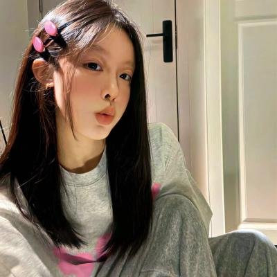 与一位女士合影